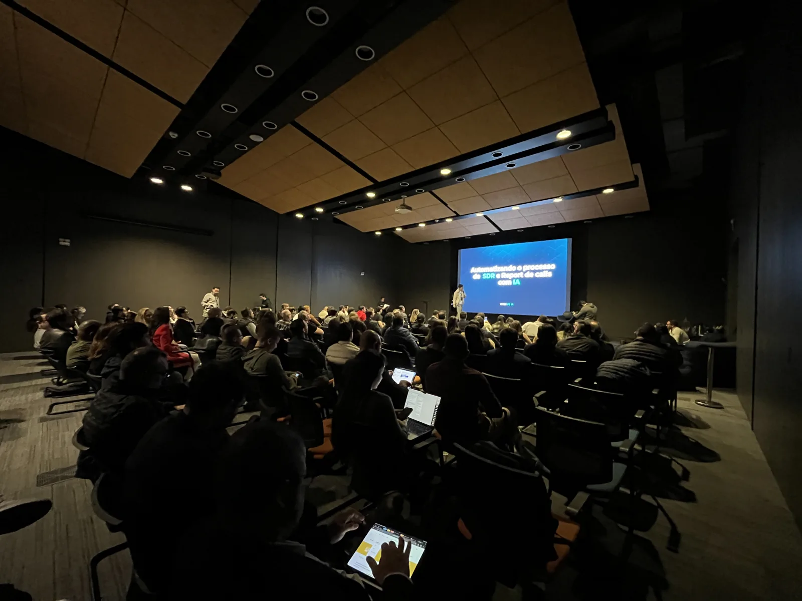 Auditório com 250 pessoas na palestra de Arthur Pasetti no Viver de IA
