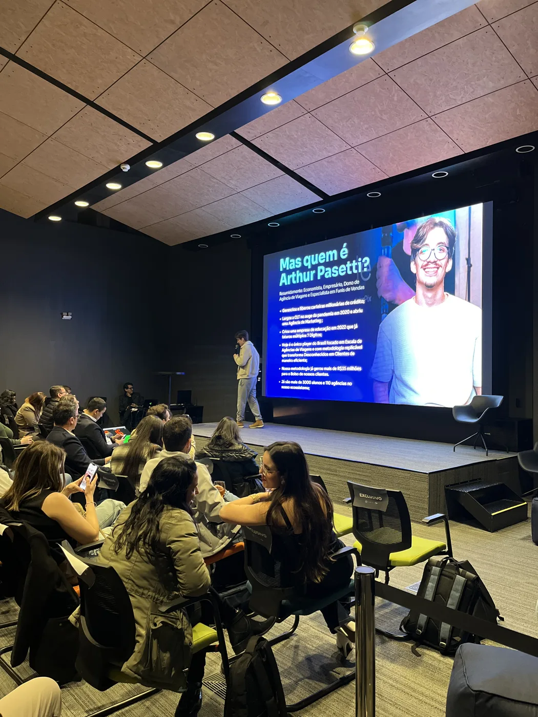 Telão do Viver de IA apresentando Arthur Pasetti para a plateia